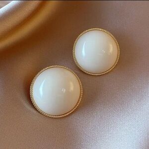 White Pearl Round Earrings